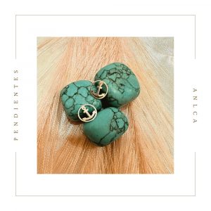 Pendientes de plata en forma de ancla sobre piedras azules