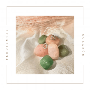 Pendientes de plata de corazón sobre piedras rosas y verdes