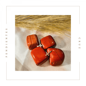 Pendientes de plata con forma de cruz sobre piedras rojas