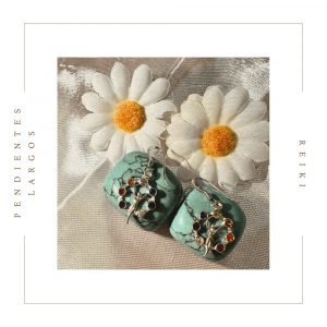 Pendientes largos de plata con el símbolo de una mujer y los colores de los siete chakras