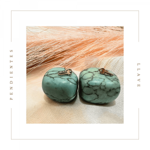 Pendientes de plata con la forma de llave sobre piedras azules