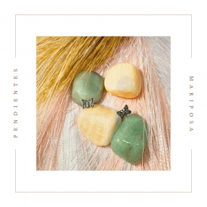 Pendientes en forma de mariposa sobre fondo amarillo y verde