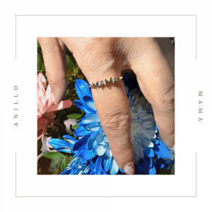Anillo de plata con la palabra mama