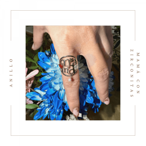 Anillo de plata con la palabra "mamá"