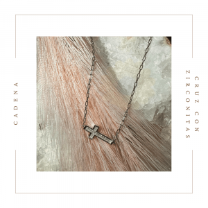 Cadena de plata con el símbolo de una cruz con zirconitas