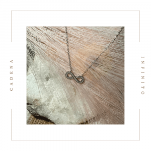 Cadena de plata con el símbolo del infinito