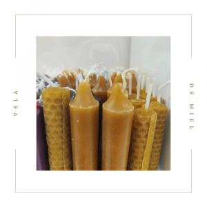 Fotografía de varias velas de miel