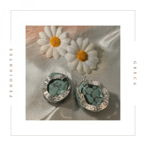 Pendientes de plata conocidos como greca sobre fondo blanco